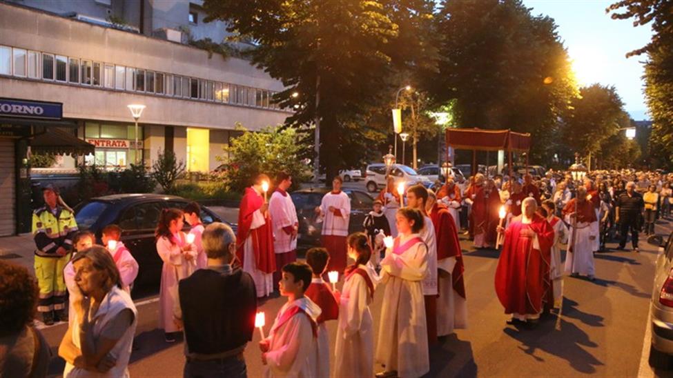 IL PAPA: IL CORPUS DOMINI PER PORTARE IL FUOCO D’AMORE NEL MONDO