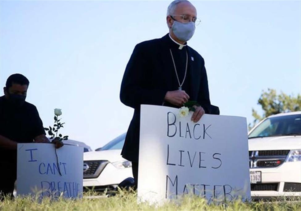 IL VESCOVO DEL TEXAS S´INGINOCCHIA PER GEORGE FLOYD E IL PAPA GLI TELEFONA PER RINGRAZIARLO