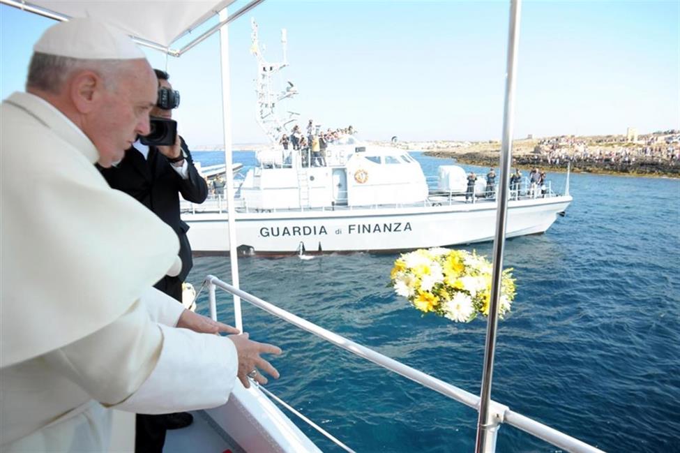 MESSA A 7 ANNI DA VISITA A LAMPEDUSA. IL PAPA: È DIO CHE CI CHIEDE DI POTER SBARCARE