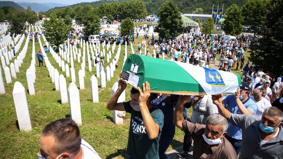 SREBRENICA, 25 ANNI DOPO IL MONDO PIANGE E ASSICURA: “MAI PIÙ GENOCIDI