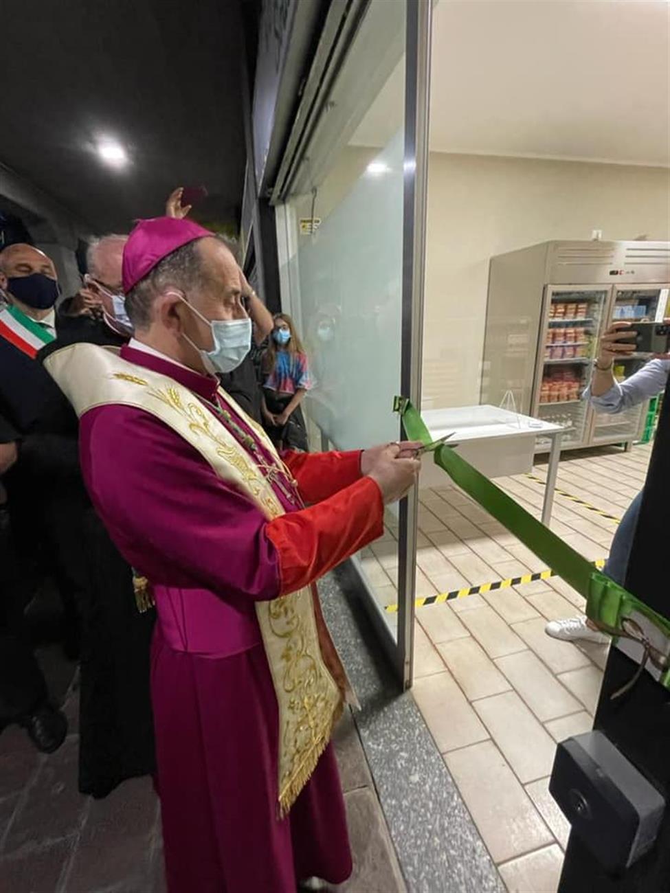 TAGLIATO IL NASTRO A BOTTEGA SOLIDALE E CENTRO MEDICO S.ROCCO