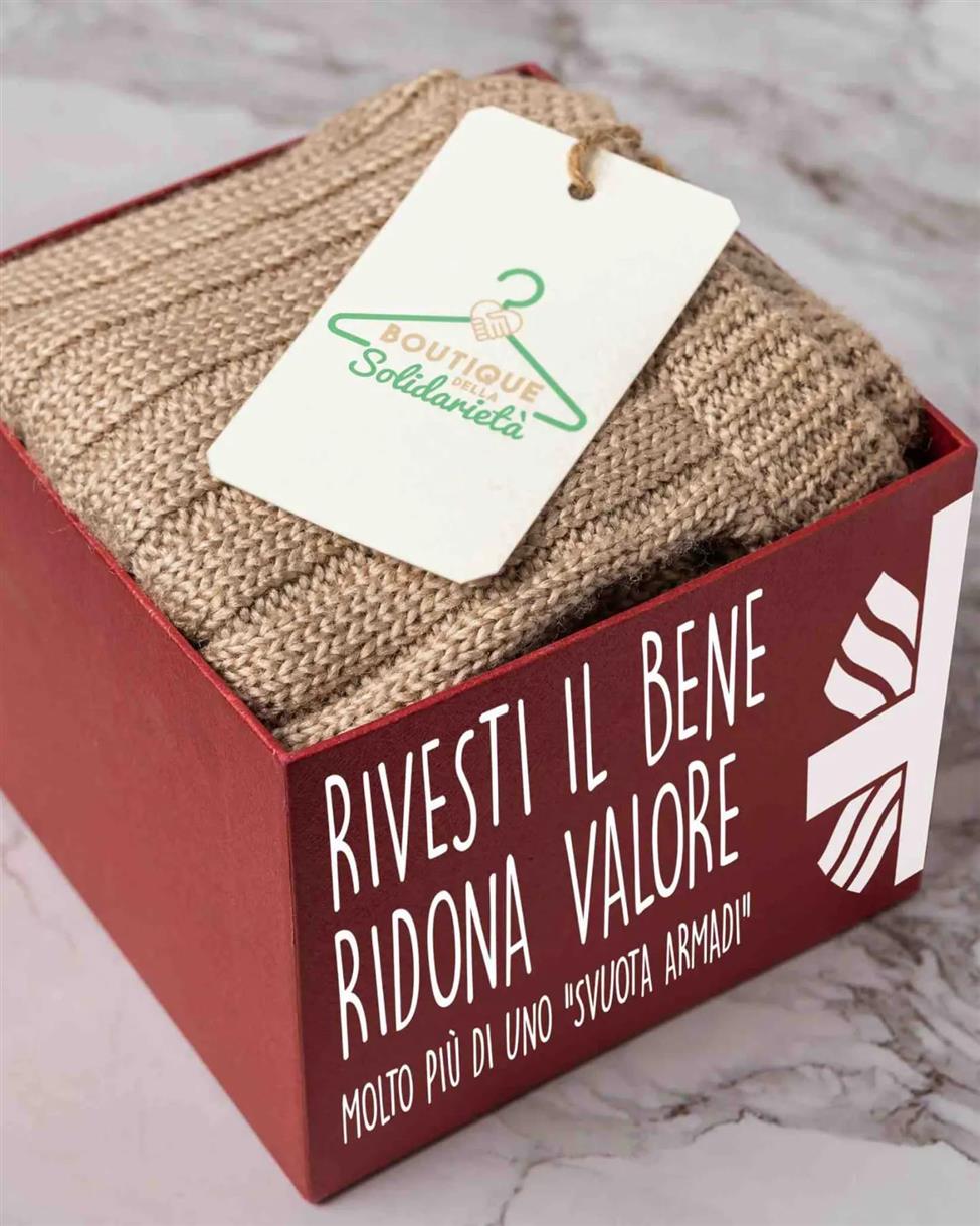 La boutique della solidarietà apre la raccolta degli abiti invernali